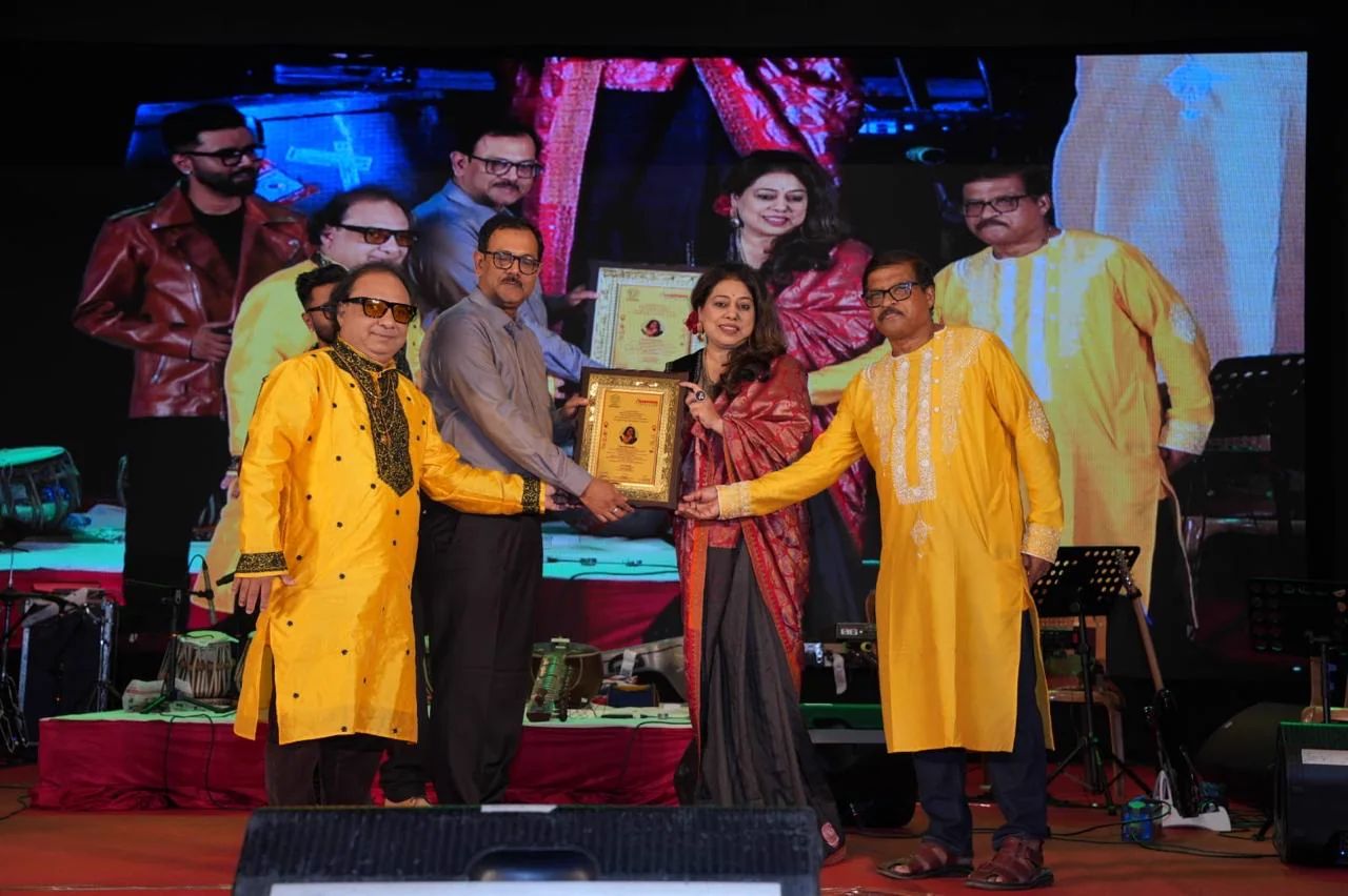 Barnali Chattopadhyay receiving the Sangitanjaly Excellence Award on stage